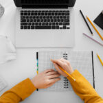 Profissionais estudando no Curso de APQP online para aplicar metodologias de controle de qualidade no desenvolvimento de produtos industriais.