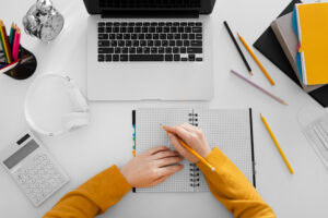 Profissionais estudando no Curso de APQP online para aplicar metodologias de controle de qualidade no desenvolvimento de produtos industriais.